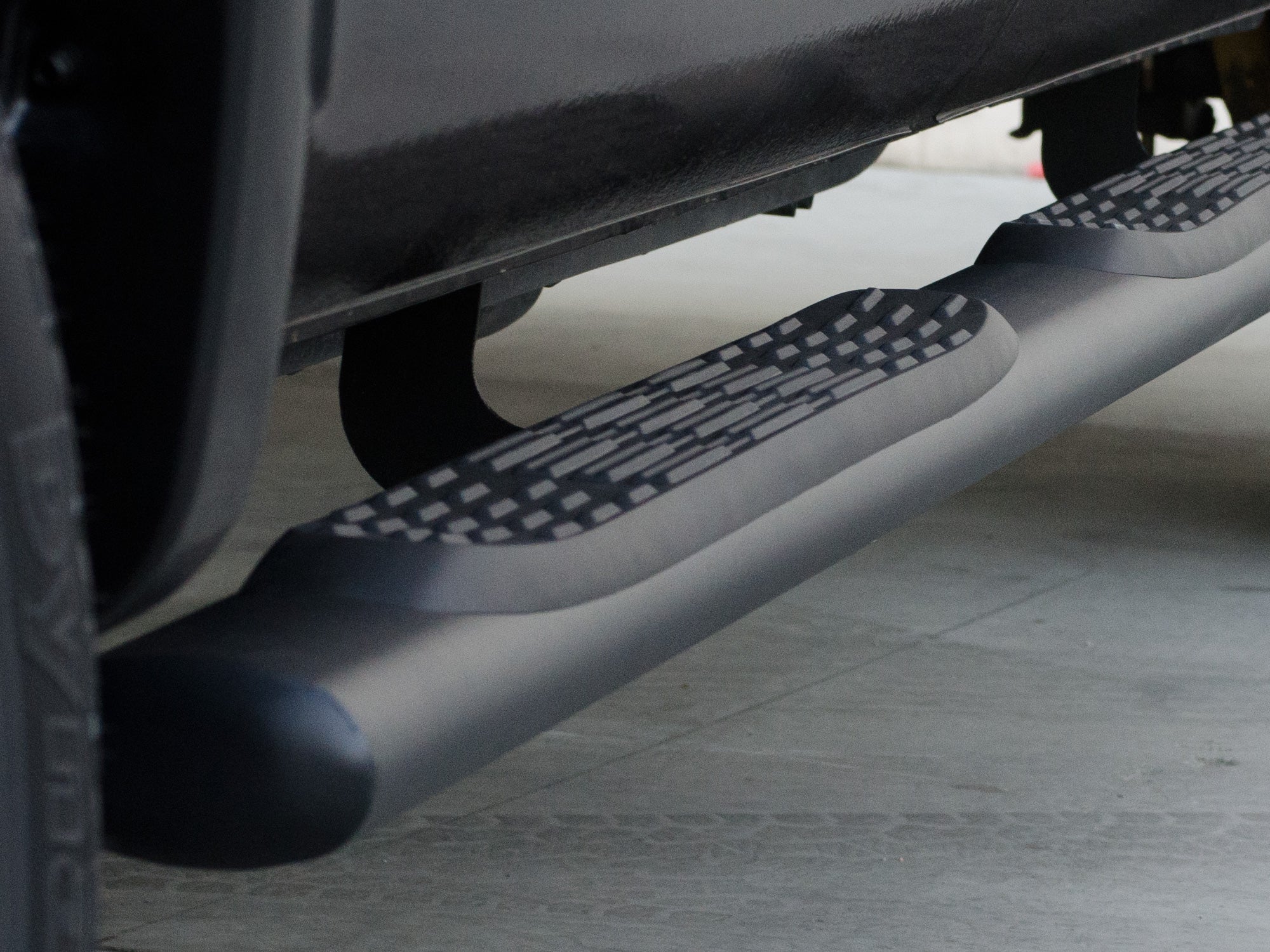 Armordillo 2004-2012 Chevy Colorado - Crew Cab 5" Oval Step Bar - Matte Black - Armordillo USA by I3 Enterprise Inc. 